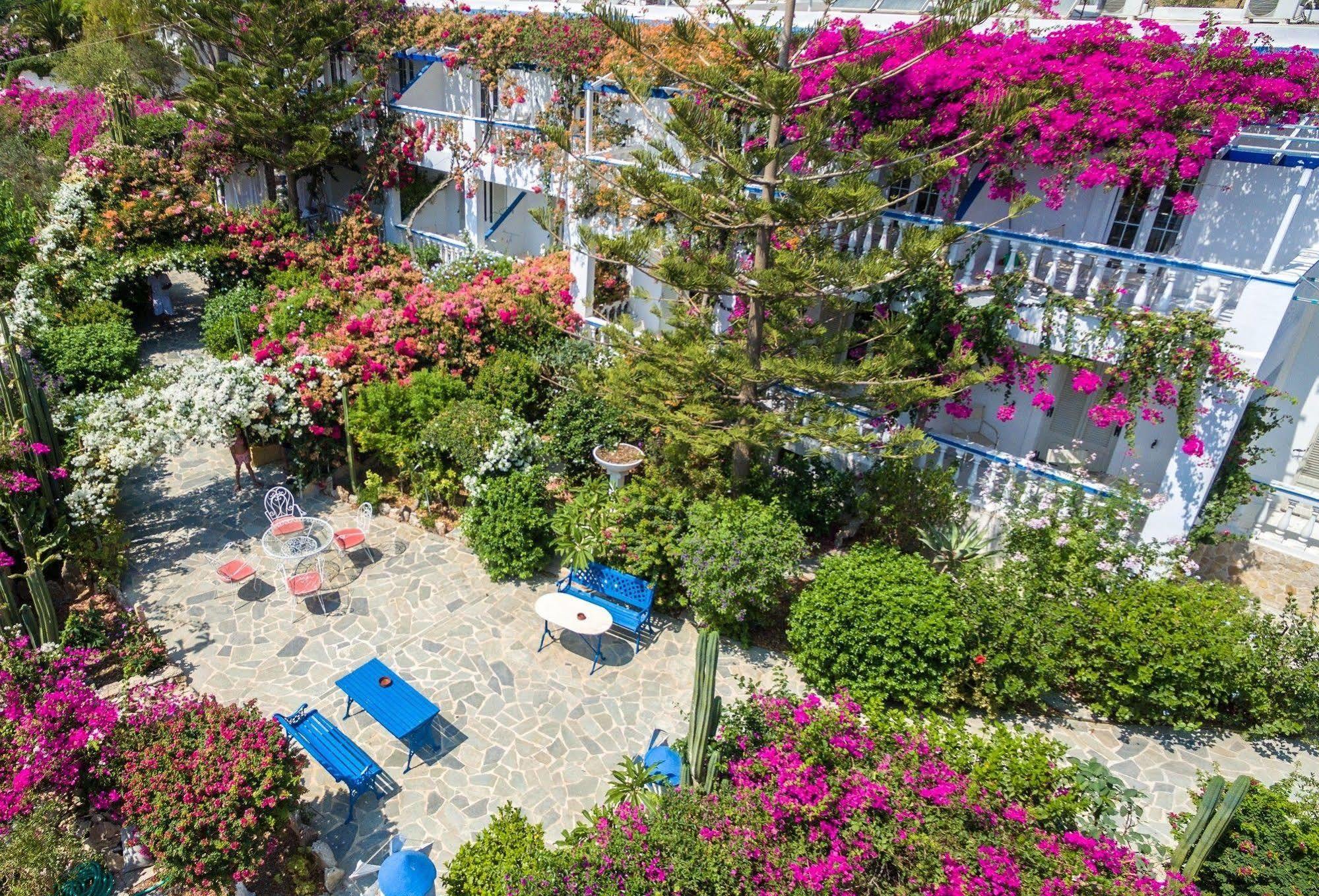 Angelika Aparthotel Alinda  Buitenkant foto